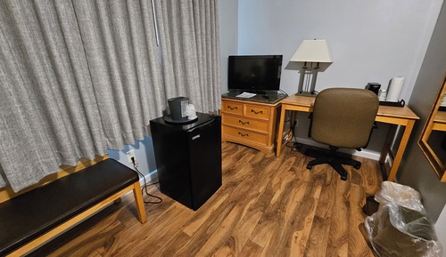 1 King Bed, Creek Side