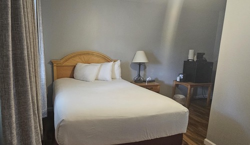 1 Queen Bed, Poolside