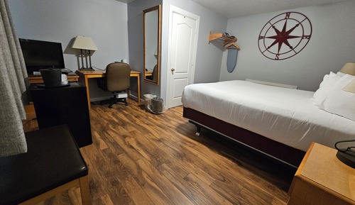 1 King Bed, Creek View