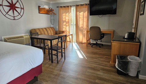 1 King Bed Efficiency with Creek View Deck