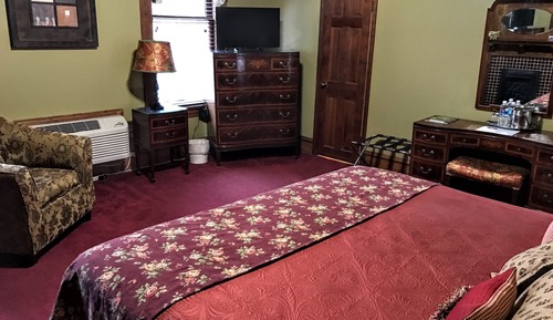 Room, 1 King Bed, Private Bathroom