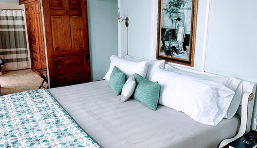 Suite, 1 King Bed, Private Bathroom