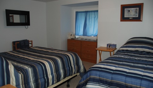 	Polar Bear Room, 1 Queen Bed and 1 Single Bed, Shared Bathroom