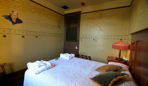 Room, 1 Queen Bed (Communal Bath)