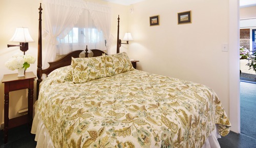 Deluxe Suite, 1 Queen Bed with Sofa bed