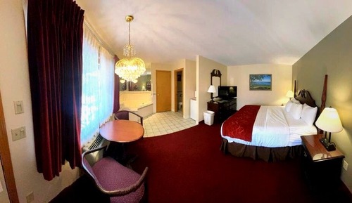 Deluxe Room, 1 King Bed, Refrigerator & Microwave