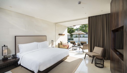 Deluxe Room, 1 King Bed, Pool Access