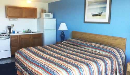 Kitchenette  / Private Balcony Room 1 King Bed