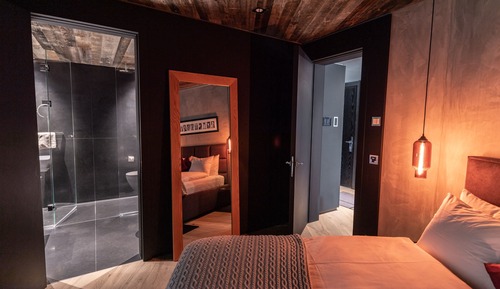 Four-Bedroom Deluxe Apartment