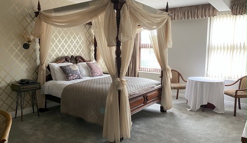 Standard 4-Poster Room