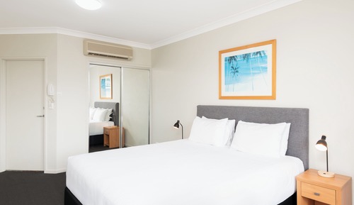 Studio Lakeview Room