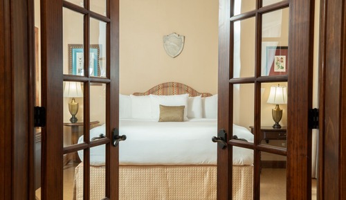 Suite, 1 King Bed with Sofa bed (Robin)