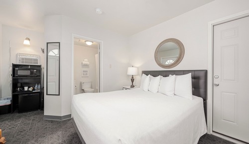 Room, 1 Queen Bed, Refrigerator & Microwave