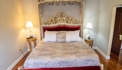 Presidential Room, 1 King Bed, Jetted Tub, City View (Balcony) Second floor