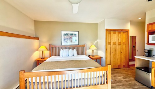 Room (Lakefront Lower King Guestroom)
