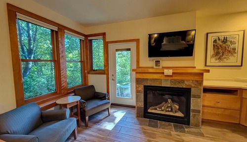 Room (Lakefront lower Double Guestroom)