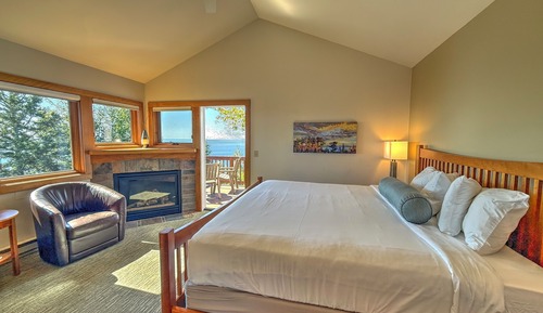 Condo (Lakefront 3 Bedroom Condo w/ loft)