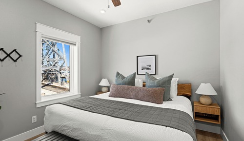 Luxury Apartment, 2 Bedrooms, Pets Allowed, Lake View
