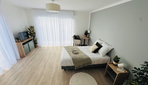 Basic Studio, Balcony