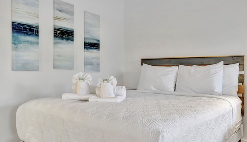 Comfort Studio, 1 Queen Bed, Balcony, Bay View