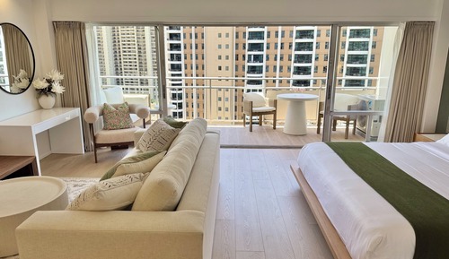 Oceanfront Studio Suite, 1 King Bed and 1 Sofa bed, 5-Min Walk to Beach (Fireworks every Friday)