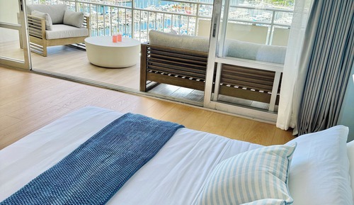 Oceanview Studio Suite, 1 King Bed and 1 Sofa bed, Full Kitchen, 5-Min Walk to Beach