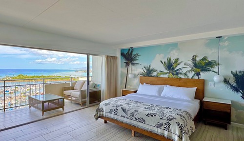 Panoramic Oceanfront Studio Suite, 1 King Bed with 1 Sofa bed, Full Kitchen, 5-Minute Walk to Beach