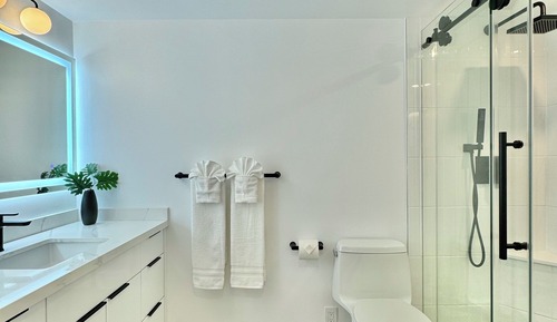 Beachfront Studio Suite, 1 King Bed and 1 Sofa bed, Full Kitchen, 5-Min Walk to Beach