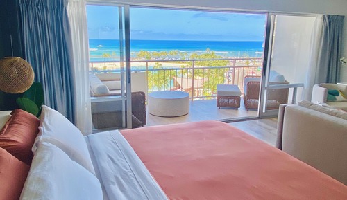 Beachfront Studio Suite, 1 King Bed with 1 Sofa bed, Full Kitchen, 5-Minute Walk to Beach