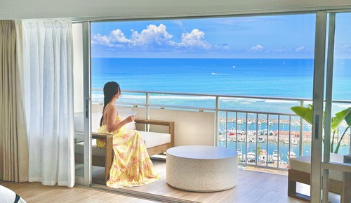Panoramic Oceanfront Studio Suite, 1 King Bed and 1 Sofa bed, Full Kitchen, 5-Minute Walk to Beach