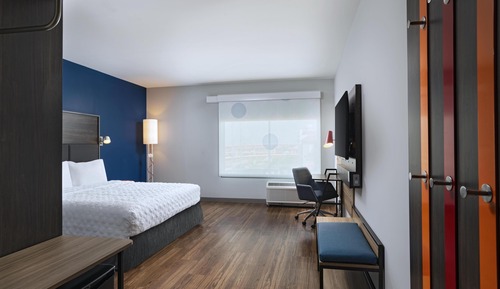 Basic Room, 1 King Bed (Mobility & Hearing, Roll-In Shower)