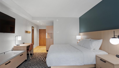 Room, 1 King Bed (Den, High Floor)