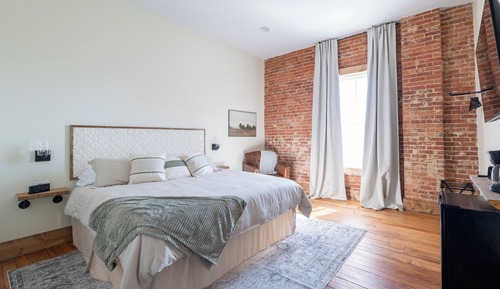 Comfort Room, Courtyard View