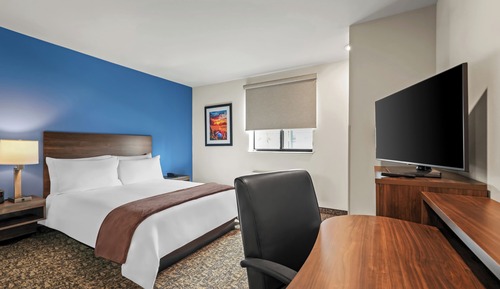 Room (1 Queen Bed With Recliner)