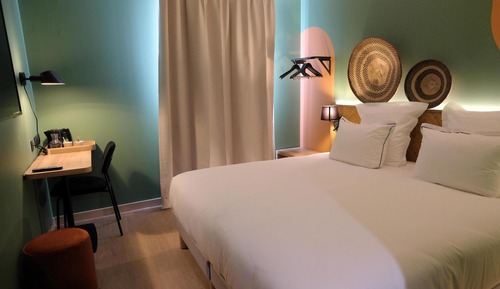 Superior Room, 1 King Bed, Non Smoking, Mountain View
