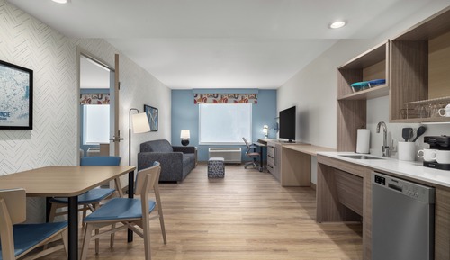 Suite, 1 King Bed, Accessible