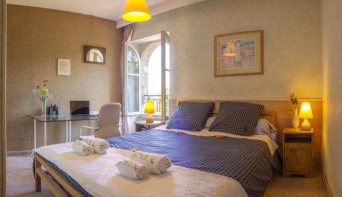 Chambre queen size avec vue sur prairie