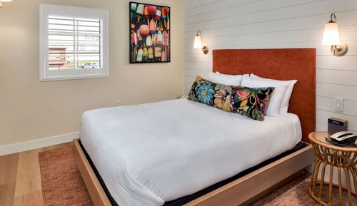 Double Room, Private Bathroom (QUEEN BED - Town View)