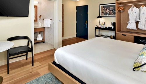 Deluxe Double Room, Private Bathroom (PREMIER CALIFORNIA KING - Town View)
