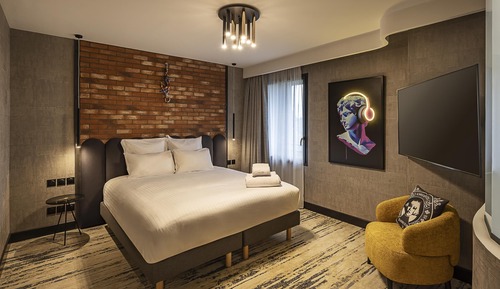 Comfort Room, 1 Queen Bed, Non Smoking (Shower Only)