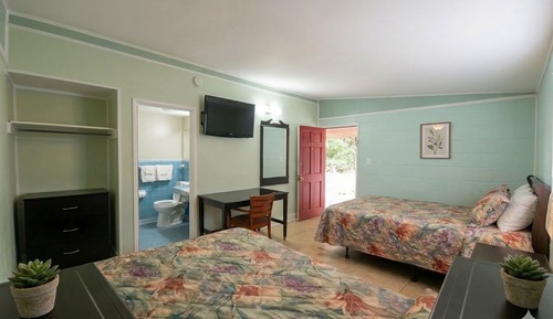1 Queen Bed & 2 Full Bed Smoking