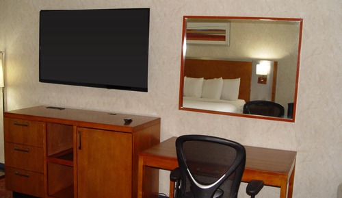 Standard Room, 1 King Bed, Non Smoking, Courtyard View