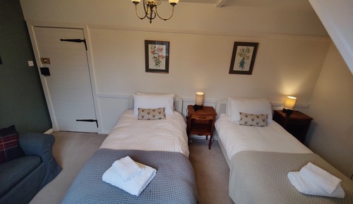 Standard Twin Room, Shared Bathroom, Garden View (Nutscale)