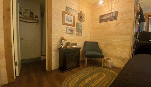 Room, 1 Queen Bed, Pets Allowed, Ground Floor