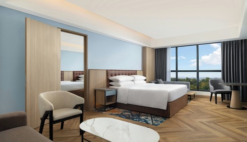 Premier Room, 1 King Bed, City View, Corner