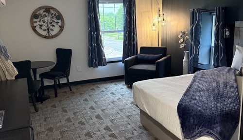 Single Room, 1 Queen Bed, River View