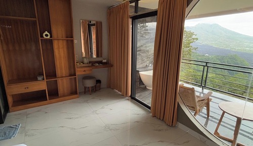 Suite with Mountain View