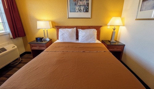 Queen Bed Accessible Non-Smoking