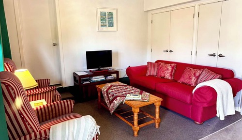 Studio, 1 King Bed, Garden View