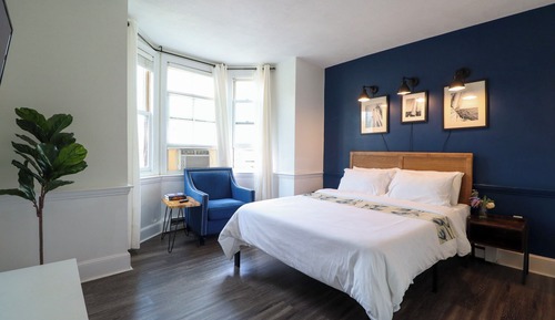 Gorgeous Studio with Bay Windows